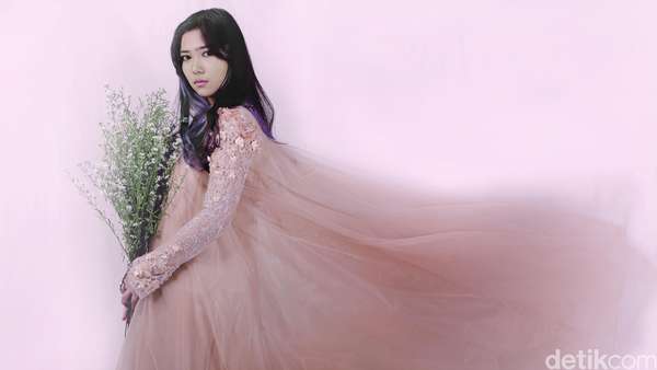 Throwback Gaya Isyana Sarasvati saat Pemotretan Celeb of The Month Throwback Gaya Isyana Sarasvati saat Pemotretan Celeb of The Month