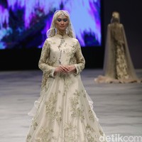 Oki setiana Dewi Bridal Fairy Tale Indonesia Fashion Week 2016 at Jakarta Convention Center. Senayan. Jakarta. [Foto: Mohammad Abduh/Wolipop]