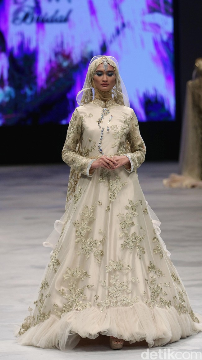 Oki setiana Dewi Bridal Fairy Tale Indonesia Fashion Week 2016 at Jakarta Convention Center. Senayan. Jakarta. [Foto: Mohammad Abduh/Wolipop]