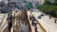 Sejumlah kendaraan yang melewati proyek pembangunan jalan di Jalan Raya Pamulang, Tangerang Selatan, Kamis (28/04/2016).