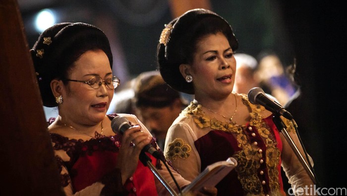 TMII menyuguhkan wayang kulit semalam suntuk.
Pementasan wayang ini menceritakan tentang terancamnya kerajaan Kayangan Suralaya.