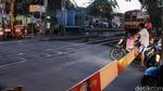 Kemacetan di Perlintasan KA Kramat Sentiong