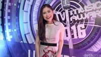 Senyuman tampak merekah di wajah artis 19 tahun itu. Pool/Noel/detikFoto.