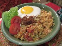 Slurp! Merah Menggoda Mie Kuah Minang yang Gurih Pedas