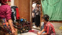 Ahok menjenguk warga yang tinggal di permukiman padat, tidak jauh dari RPTRA Rasamala.