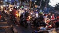 Kepadatan kendaraan terjadi pada pagi dan sore hari. Sebab pada saat itu banyak warga melakukan aktivitas berangkat dan pulang kerja.