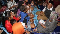 M Idrus memberikan bantuan buah-buahan dan makanan.