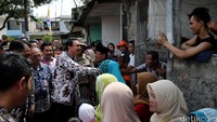 Ahok menyapa warga di gang sempit menuju RPTRA Rasamala, Tebet, Jakarta Selatan, Jumat (29/4/2016).