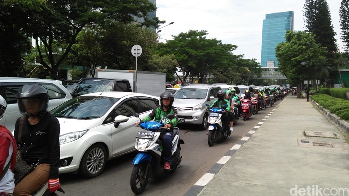Demo di Depan Kemenkum, Lalin Macet Hingga Fly Over Kuningan