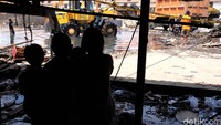 Alat berat masih bekerja membersihkan puing-puing bangunan.