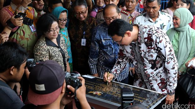 Ahok saat meresmikan RPTRA di Gang Senggol