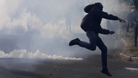 Demonstran melempari polisi dengan batu. Philippe Wojazer/Reuters/detikFoto.