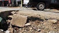 Disaat proyek pembangunan jalan dikerjakan, muncul pula proyek lainnya yaitu pengerjaan saluran pembuangan.
