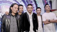 Itu cuma tanduk sapi. Itu trademark Ungu. Tanda itu juga tidak mempunyai maksud khusus. Jangan pikir kami pengikut pemuja setan, ungkap Makki kepada media Malaysia, Utusan. Foto: Noel/detikHOT