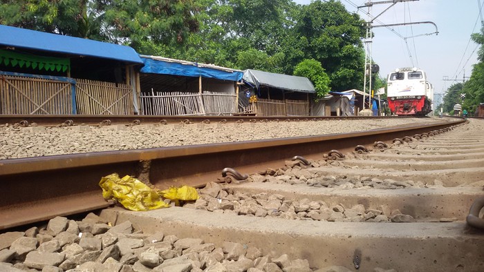 Rumah di Pinggir Rel Pinggir Rel Gunung Antang
