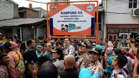 Ahok mendongakkan kepala melihat balon yang terbang usai peresmian program Kampung KB Jaksel di RPTRA tersebut.