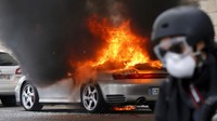 Mobil yang terparkir di pinggir jalan itu dibakar. Stephane Mahe/Reuters/detikFoto.