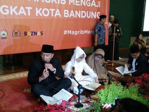 Luncurkan Gerakan Magrib Mengaji, Ridwan Kamil Mengaji Bareng Putri Bungsunya