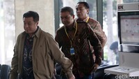 Richard Halim Kusuma (depan) memasuki Gedung KPK, Jakarta.