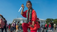Pak Epi dengan bangganya menirukan karakter Si Pitung. Lengkap dengan pakaian serta sabuk khas Betawi dan peci. Ditambah aksesoris golok yang makin memperkuat karakter Si Pitung.