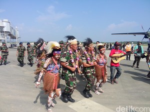 Tiba di Sorong, Panglima TNI dan KSAD Disambut Tari Penjemputan Suku Moi