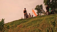 Tidak sedikit muda-mudi setempat hingga wisatawan yang datang ke Bukit Langkisau. Biasanya bukit ini ramai dikunjungi pada pagi dan sore hari (Randy/detikTravel)