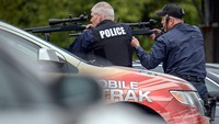 Dua orang polisi berdiri dalam posisi siap menembak. Bryan Woolston/Reuters/detikFoto.