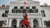 Tak hanya itu Pak Epi juga mempertunjukan keahliannya dalam bidang silat persis dengan Si Pitung pendekar dari tanah Betawi.
