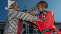 Epi (47) adalah warga Betawi asli yang ingin mempertahankan sejarah tanah kelahirannya dengan cara menirukan Si pitung.