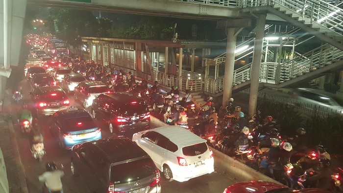 Macet Menghadang, Lautan Pemotor Kuasai Jalur TransJ Warung Buncit