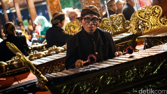TMII menyuguhkan wayang kulit semalam suntuk.
Pementasan wayang ini menceritakan tentang terancamnya kerajaan Kayangan Suralaya.