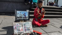 Di tempat dia biasa tampil (Kota Tua) ada beberapa foto saat Pak Epi menirukan Si Pitung.