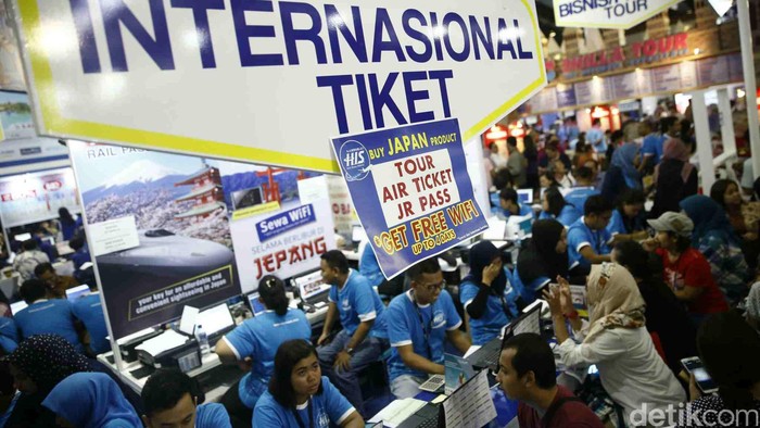 Garuda Indonesia Travel Fair 2016 kembali dibuka, Jumat (29/4/2016) di Jakarta Convention Center. Acara yang dihelat selama 3 hari itu langsung diserbu Ribuan pengunjung yang terlihat antri disalah satu gerai agen travel yang menyediakan beragam promo harga murah. (Foto: Rachman Haryanto/detikcom)
