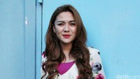 Vicky cantik dibalut romper bermotif floral dipadu dengan heels ungu. Pool/Ismail/detikFoto.