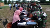 Para anggota dicek urine untuk mengetahui bersih dari penyalahgunaan Narkoba di Lapangan Sepakbola Praka Pujatnoko Ksatrian Balakarta Yonzipur-2/SG, Prabumulih, Sumatera Selatan, Kamis (28/04/2016). (Istimewa).