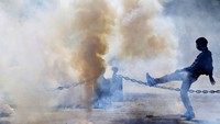 Demonstran ditembaki gas air mata. Stephane Mahe/Reuters/detikFoto.