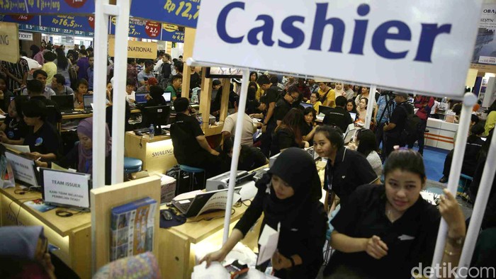 Garuda Indonesia Travel Fair 2016 kembali dibuka, Jumat (29/4/2016) di Jakarta Convention Center. Acara yang dihelat selama 3 hari itu langsung diserbu Ribuan pengunjung yang terlihat antri disalah satu gerai agen travel yang menyediakan beragam promo harga murah. (Foto: Rachman Haryanto/detikcom)