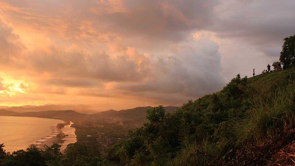 Selain menjadi tempat wisata, traveler juga bisa mencoba kegiatan ekstrim paralayang. Dengan membayar Rp 300 ribu, traveler bisa tandem dengan instruktur dan melihat indahnya Painan dari udara (Randy/detikTravel) Selain menjadi tempat wisata, traveler juga bisa mencoba kegiatan ekstrim paralayang. Dengan membayar Rp 300 ribu, traveler bisa tandem dengan instruktur dan melihat indahnya Painan dari udara (Randy/detikTravel)