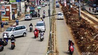 Di tengah terik matahari, mereka mengurai kemacetan dan memperoleh recehan dari keikhlasan setiap pengendara.