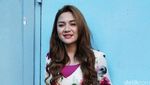 Vicky Shu Pamer Kaki Jenjang