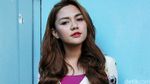 Vicky Shu Pamer Kaki Jenjang