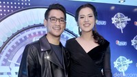 Pasangan duet itu tampak sumringah saat di depan kamera. Pool/Noel/detikFoto.