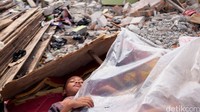 Beberapa anak bermain di atas puing-puing bangunan Pasar Ikan Luar Batang, Jumat (29/4/2016).