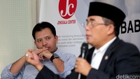 Pengamat politik dari lembaga Poltracking Indonesia Hanta Yuda menyimak pemaparan Akom.