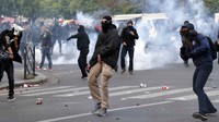 Demonstran melempari polisi dengan batu. Philippe Wojazer/Reuters/detikFoto.