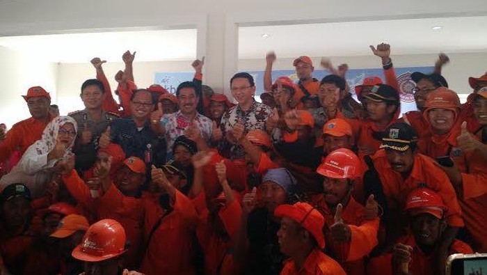 Saat Ahok Terpukau Nyanyian Pasukan Oranye