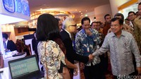 Wakil Presiden Republik Indonesia Jusuf Kalla (kanan) didampingi Presiden Direktur PT Bank Central Asia Tbk (BCA) Jahja Setiaatmadja (tengah) berkunjung ke booth BCA pada pembukaan The 55th ACI World Congress Tahun ini Indonesia ditunjuk menjadi tuan rumah ACI World Congress, kongres tahunan The Financial Markets Association.