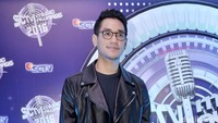 Ia memadukan jaket kulitnya dengan kaus dan celana serba hitam. Sneakers hitam, abu-abu dan putih melengkapi penampilannya. Pool/Noel/detikFoto.