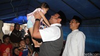 M Idrus menggendong balita korban kebakaran.