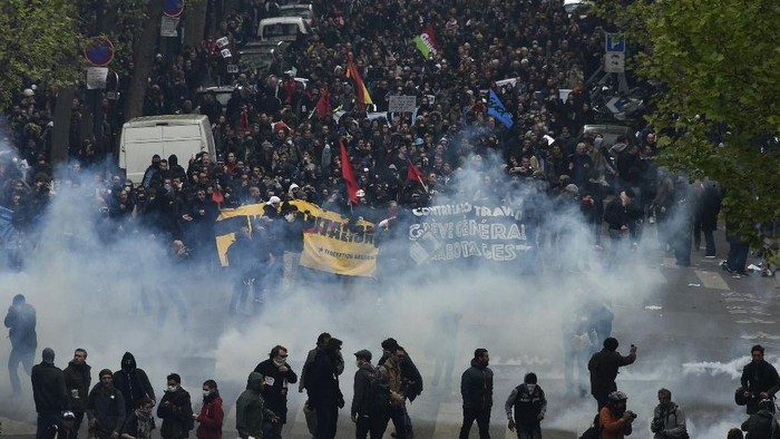 Demo Menolak Reformasi UU Buruh di Paris Ricuh, 24 Polisi Terluka